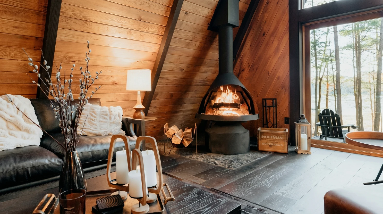 Int&eacute;rieur chalet de style A-frame, ambiance cosy hivernale