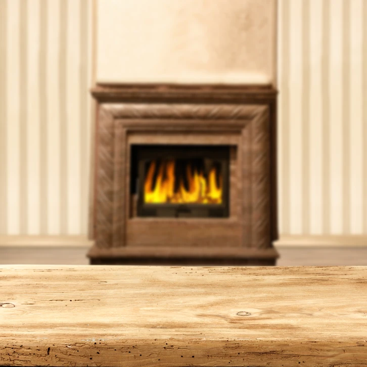Intérieur résidentiel avec cheminée en fonctionnement, flammes jaunes orangées visibles dans le foyer