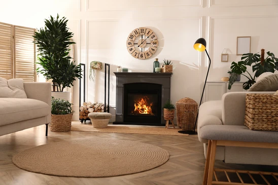 Int&eacute;rieur r&eacute;sidentiel avec po&ecirc;le &agrave; granul&eacute;s moderne install&eacute; contre un mur turquoise, pos&eacute; sur carrelage beige