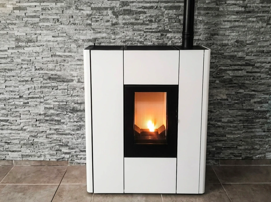 Showroom de cheminées et poêles modernes, sol carrelé blanc, murs blancs épurés