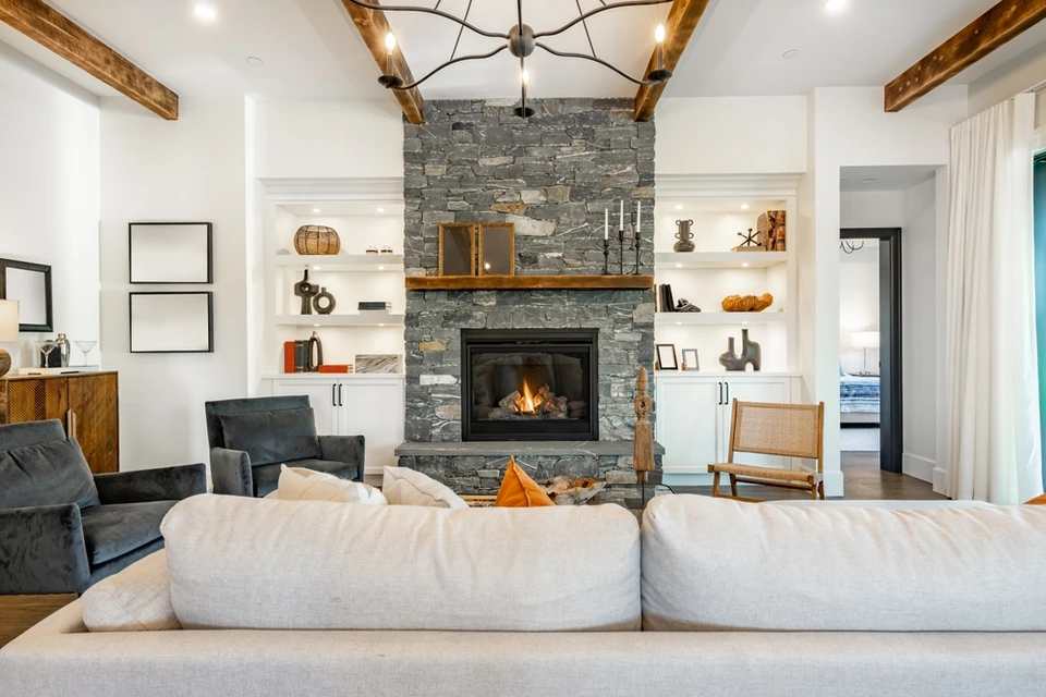 Intérieur résidentiel avec cheminée en briques apparentes et manteau en bois massif