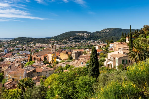 Photographie d'une vue urbaine ou c&ocirc;ti&egrave;re de Hy&egrave;res (ou de la r&eacute;gion Toulonnaise), montrant un paysage ou une architecture caract&eacute;ristique de la zone d'intervention, avec peut-&ecirc;tre des maisons typiques de la Provence m&eacute;diterran&eacute;enne ou une vue du littoral varois, afin d'illustrer le territoire d'intervention locale du Flambeau et cr&eacute;er un lien visuel avec cette ville sp&eacute;cifique mentionn&eacute;e dans la section.